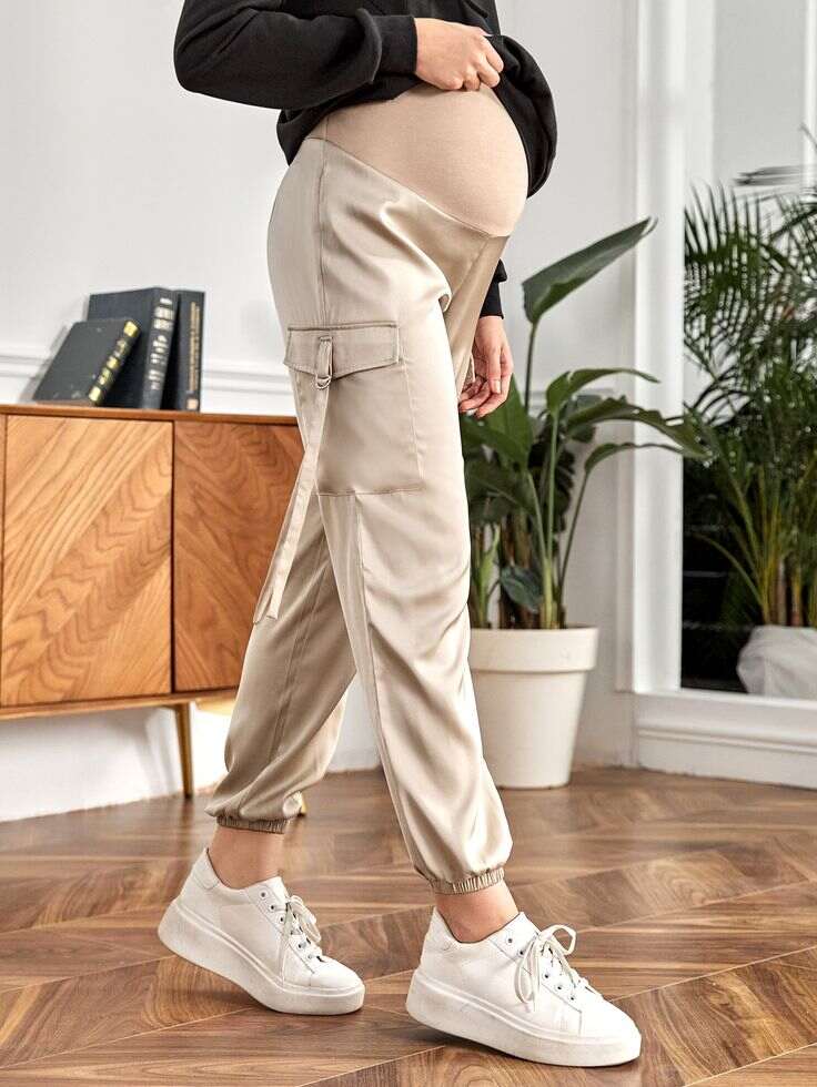 স্মার্ট এবং স্পোর্টি লুক পেতে চান? তা হলে এক বার কার্গো বেছে নিয়ে দেখতে পারেন। সেই সঙ্গে উপযুক্ত সাইজের থেকে এক সাইজ বেশি টি-শার্টও আপনাকে দেবে নিখুঁত লুক। এই প্রতিবেদনটি ‘আনন্দ উৎসব’ ফিচারের একটি অংশ।