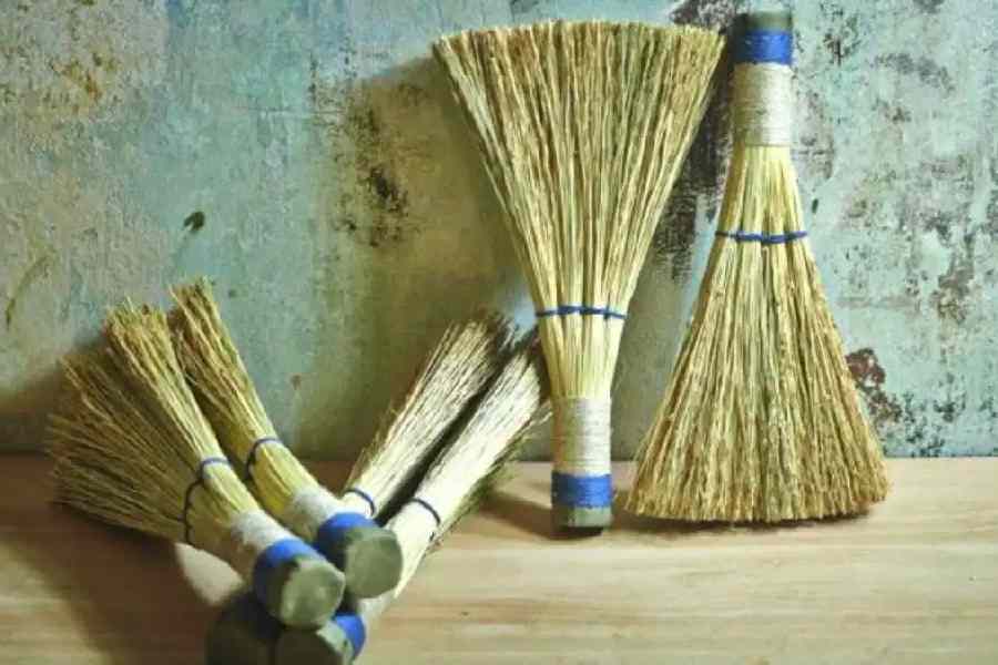 কিন্তু একটি না একাধিক ঝাঁটা কিনতে হবে? সে-ও তো ভাবার বিষয়। ঝাড়খণ্ডের এক জ্যোতিষী নন্দকিশোর মুদগল এক সর্বভারতীয় সংবাদমাধ্যমকে জানিয়েছেন, যত খুশি কিনে ফেললে হবে না। ধনতেরসে ঝাঁটা কেনার সংখ্যার উপরেই নির্ভর করে দেবী লক্ষ্মীর আশীর্বাদ। আর তা নিয়ে সতর্ক থাকতে হবে সবাইকে।