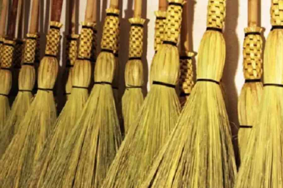 এ দেশে ঘর পরিষ্কার রাখতে প্রতিটি পরিবারই নিয়মিত ঝাঁটা ব্যবহার করে। পরিষ্কার-পরিচ্ছন্ন ঘরে বসত করেন দেবী লক্ষ্মী। সে জন্যই সম্ভবত ঝাঁটা কেনা ঘিরে এই বিশ্বাস। তবে ধনতেরসে ঝাঁটা কিনতে হলে কিছু টিপস মনে রাখতে হবে।