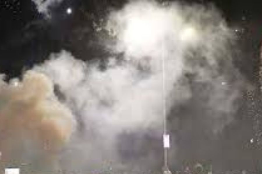 কিন্তু এত আনন্দ-ফুর্তির মধ্যে বেশির ভাগ মানুষই ভুলে যান পরিবেশের কথা। ভুলে যান দূষিত বাতাসে ক্ষতির শিকার হতে হবে তাঁদেরই। 