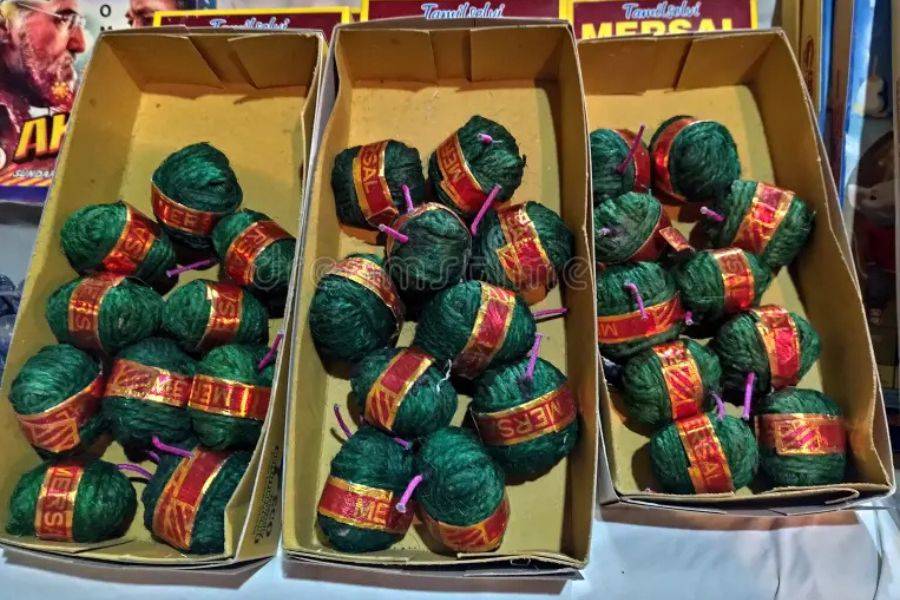 শুধু তাই নয়। শব্দবাজির আওয়াজ নির্দিষ্ট ডেসিবেলের মাত্রা ছাড়ালে তা যে শুধু শব্দদূষণই ঘটায়, তা নয়। যাঁদের হৃদরোগের সমস্যা আছে, তাঁদের শরীরের ক্ষতিও হয় মারাত্মক। এমনকি, তাঁদের জীবনহানির আশঙ্কাও থাকে। 