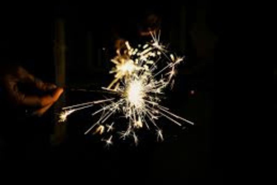 তাই এ বার বরং কালীপুজোর উদ্‌যাপন হোক পরিবেশবান্ধব। বাজি পোড়াতে চাইলে বেছে নিন ফুলঝুরি। অথবা ফানুসও ওড়াতে পারেন। 