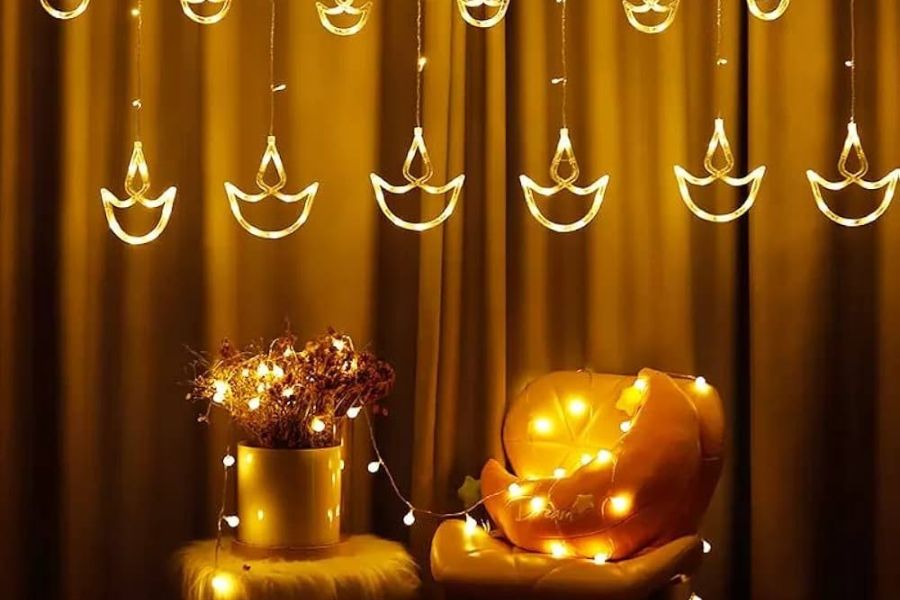 আলোর উৎসবে বাড়ি সেজে উঠুক আলোয়। কিন্তু তা যেন হয় এলইডি আলো। এই আলো শুধু যে বাড়িকে আলোকিত করে তা-ই নয়, বরং বিদ্যুৎ খরচেও সাশ্রয়ী। 