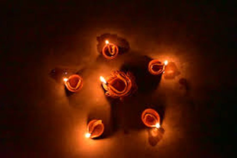 বাড়ি সাজাতে পারেন মাটির প্রদীপের নরম আলোয়। তার উপর রং অথবা নকশা এঁকে করে তুলুন আরও সুন্দর।