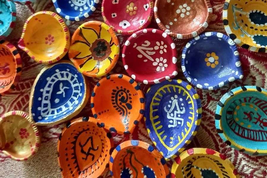 দীপাবলির সময়ে বাজারে হরেক রং ও ডিজাইনের প্রদীপ কিনতে পাওয়া যায়। কিনতে পারেন সে সবও।  