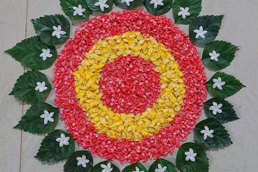 রঙ্গোলি করার সময়ে বিভিন্ন রঙিন ফুলের পাপড়ি অথবা পাতা ব্যবহার করতে পারেন। আপনার বানানো রঙ্গোলি দেখতেও যেমন সুন্দর লাগবে, ঠিক তেমনই বাকিদের চেয়ে আলাদা হয়ে উঠবে। 