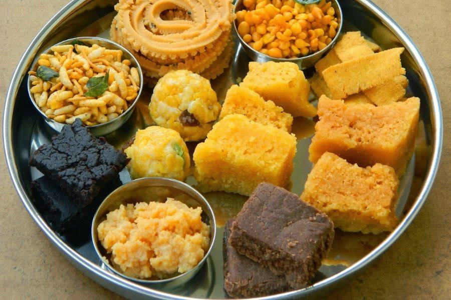 সপরিবারে নেমে পড়ুন ঘরোয়া মিষ্টি বানাতে। এতে তার গুণগত মানও যেমন ঠিক থাকে, ঠিক তেমনই পরিবারের সঙ্গে কিছু ভাল মুহূর্তও কাটে।  এই প্রতিবেদনটি ‘আনন্দ উৎসব’ ফিচারের একটি অংশ।