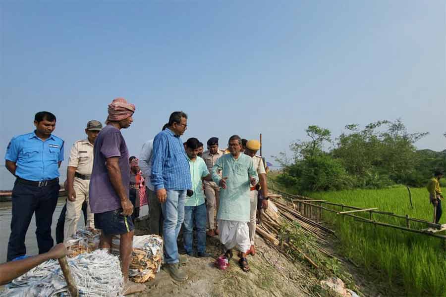 বাঁধ পরিদর্শনে সুন্দরবন উন্নয়নমন্ত্রী।