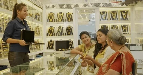 আপনিও কি এ বছর ধনতেরসে সোনার গয়না কেনার পরিকল্পনা করেছেন? তা হলে অবশ্যই সোনা কেনার আগে কয়েকটি বিষয়ের উপরে বিশেষ নজর দিতে হবে। তা না হলে আপনাকে পড়তে হতে পারে নানা সমস্যায়।