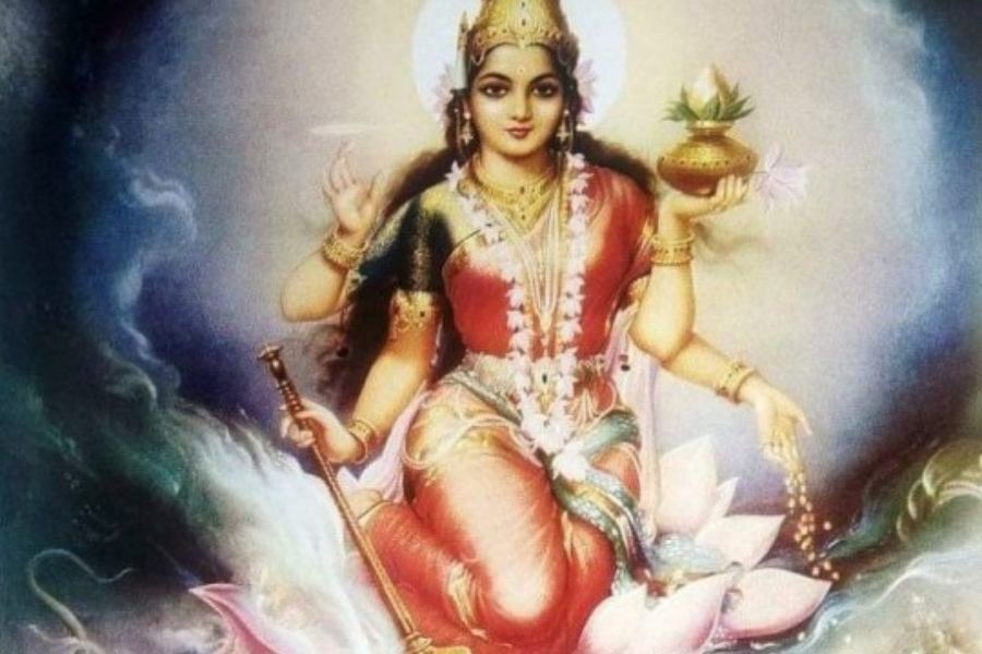 কথিত, মা লক্ষ্মী যখন সমুদ্রমন্থনে উঠে এসেছিলেন, তখন তাঁর হাতে ছিল সোনা-ভর্তি কলসি। 