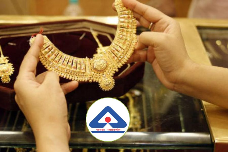 প্রথমত, সোনা কেনার সময়ে যে বিষয়টি সবার আগে মাথায় রাখতে হবে, তা হল– যে সোনা আপনি কিনবেন, তা হলমার্ক কি না।