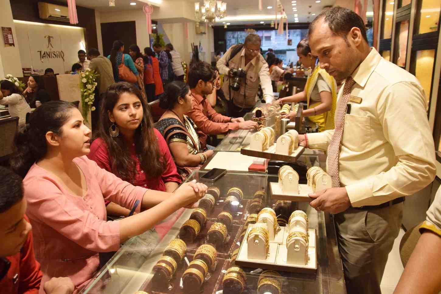 তৃতীয়ত, অনেক দোকানে আপনার কেনা গয়নার উপরে গুডস অ্যান্ড সার্ভিসেস ট্যাক্স (জিএসটি) ছাড়াও তার সঙ্গে মেকিং চার্জ যোগ করা হয়, যা দোকান ভেদে ভিন্ন। তাই গয়নার মূল দামের থেকে বেশি মূল্য আপনাকে দিতে হয়।