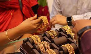 পঞ্চমত, সোনার গয়না শুধু আপনার শোভা বাড়ায় না, তা আপনার ভবিষ্যতের পুঁজি। সঙ্কটের সময়ে এই গয়না আপনাকে বিভিন্ন দিক থেকে সাহায্য করে। তাই  সোনা যাতে ভবিষ্যতে পুনরায় বিক্রয়যোগ্য হয়, সে দিকটা মাথায় রেখে বিশুদ্ধ সোনাই কেনা জরুরি। এই প্রতিবেদনটি ‘আনন্দ উৎসব’ ফিচারের একটি অংশ। 