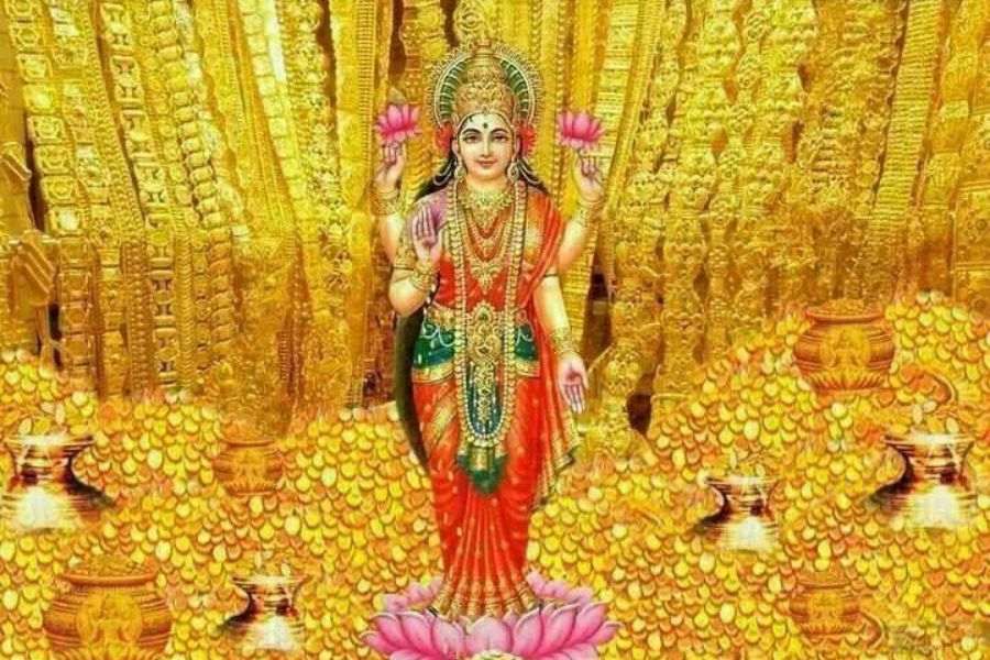 হিন্দু বিশ্বাস অনুসারে, এই দিনে কেনা সোনা বা রুপো দেবী লক্ষ্মীর আশীর্বাদপ্রাপ্ত হয়। তাই এই দিনে সোনা বা রুপো কিনলে তা জীবনে সৌভাগ্য এবং সমৃদ্ধি নিয়ে আসে। এই প্রতিবেদনটি ‘আনন্দ উৎসব’ ফিচারের একটি অংশ।