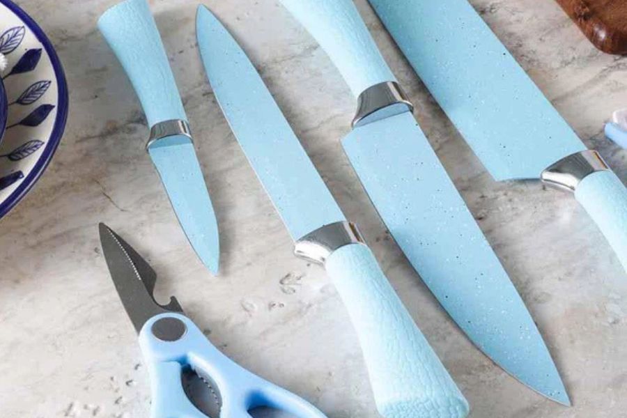 ধারালো জিনিস যেমন ছুরি, কাঁচি এই সব কিনবেন না ধনতেরসে। কারণ এগুলি দুর্ভাগ্যের সঙ্গে সম্পর্কিত। 