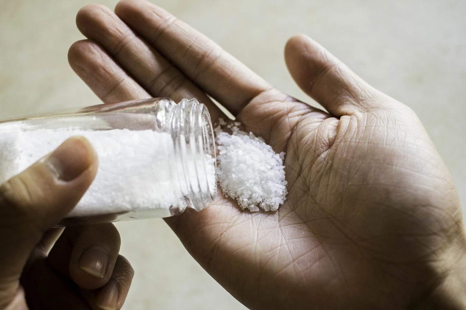 যদি আপনি ব্যবসাদার হন এবং বহু দিন থেকে তা ভাল না চলে থাকে, সে ক্ষেত্রেও মুশকিল আসান নুন। হাতে অল্প পরিমাণ নুন নিয়ে তিন বার মাথার উপরে ঘুরিয়ে দোকানের বাইরে ফেলে দিন।  এর পর থেকে ব্যবসার ভাল ফল আপনি নিজের চোখেই দেখতে পাবেন। তা ছাড়া আপনার আয়ও হবে খুব ভাল। এই প্রতিবেদনটি ‘আনন্দ উৎসব’ ফিচারের একটি অংশ।