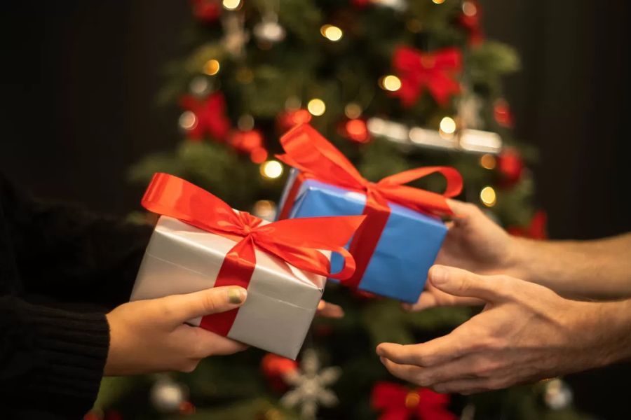 কোনও উপহার আদান-প্রদান করবেন না ধনতেরসে। মনে করা হয়, উপহার দিলে সৌভাগ্যও প্রদান করা হয়। 