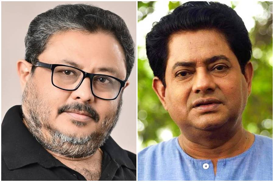 দেবকুমার বসু স্মরণে পরিচালক প্রেমেন্দুবিকাশ চাকী, অভিনেতা শঙ্কর চক্রবর্তী।
