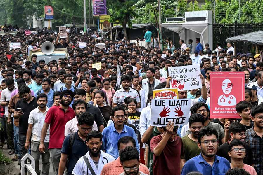 Rally to seek justice by protesting junior doctors from RG Kar Victims’s house to Dharmatala dgtl