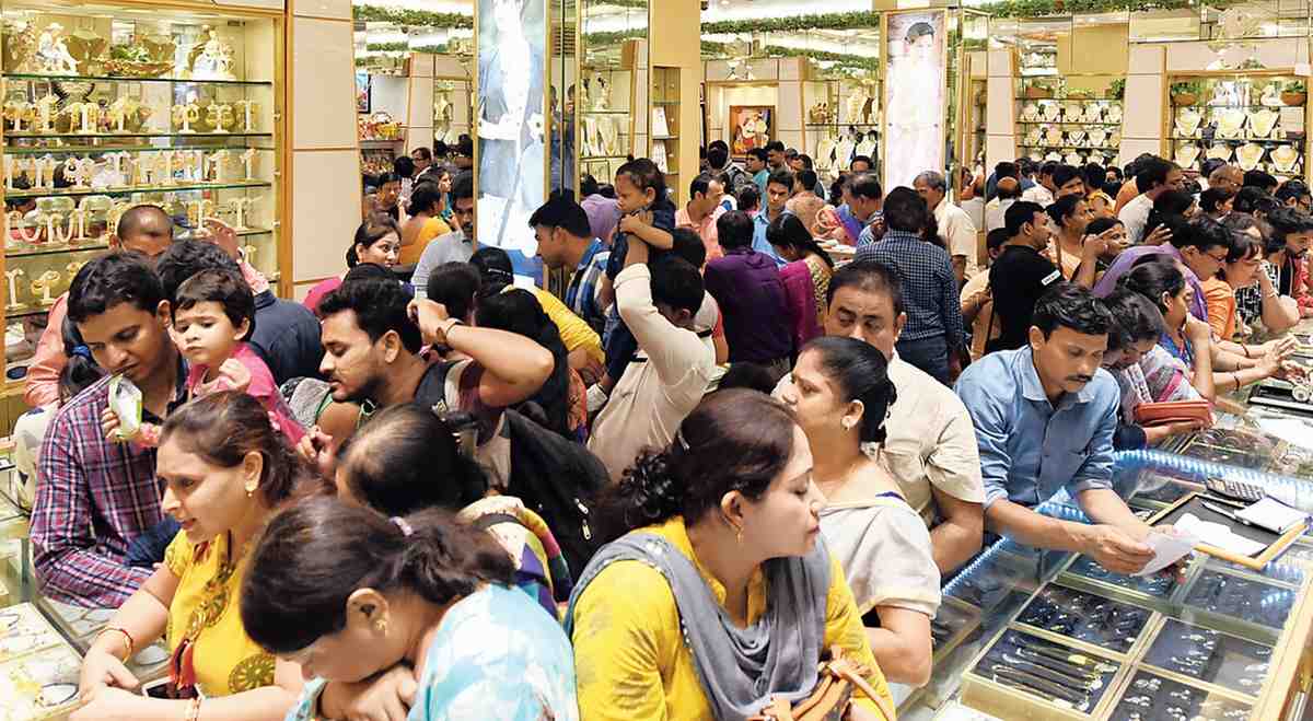 ধনতেরসের কিছু দিন আগে থেকেই তাই সোনার দোকানে ক্রেতাদের লম্বা লাইন চোখে পড়ে। এ বছর এর মধ্যেই গত কয়েক দিন ধরে সোনার চড়া দামে মাথায় হাত ক্রেতা-বিক্রেতা উভয়েরই। 