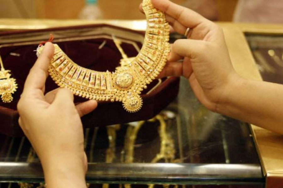 এ দিকে এ বছরের ধনতেরসের আর মাত্র ১০ দিন বাকি। পছন্দের গয়নাটি কিনে নেওয়ার সুবর্ণসুযোগ এখনই। কিন্তু তার আগে আসুন দেখে নেওয়া যাক আজকের বাজারদরে সোনার দাম কোথায় কত?