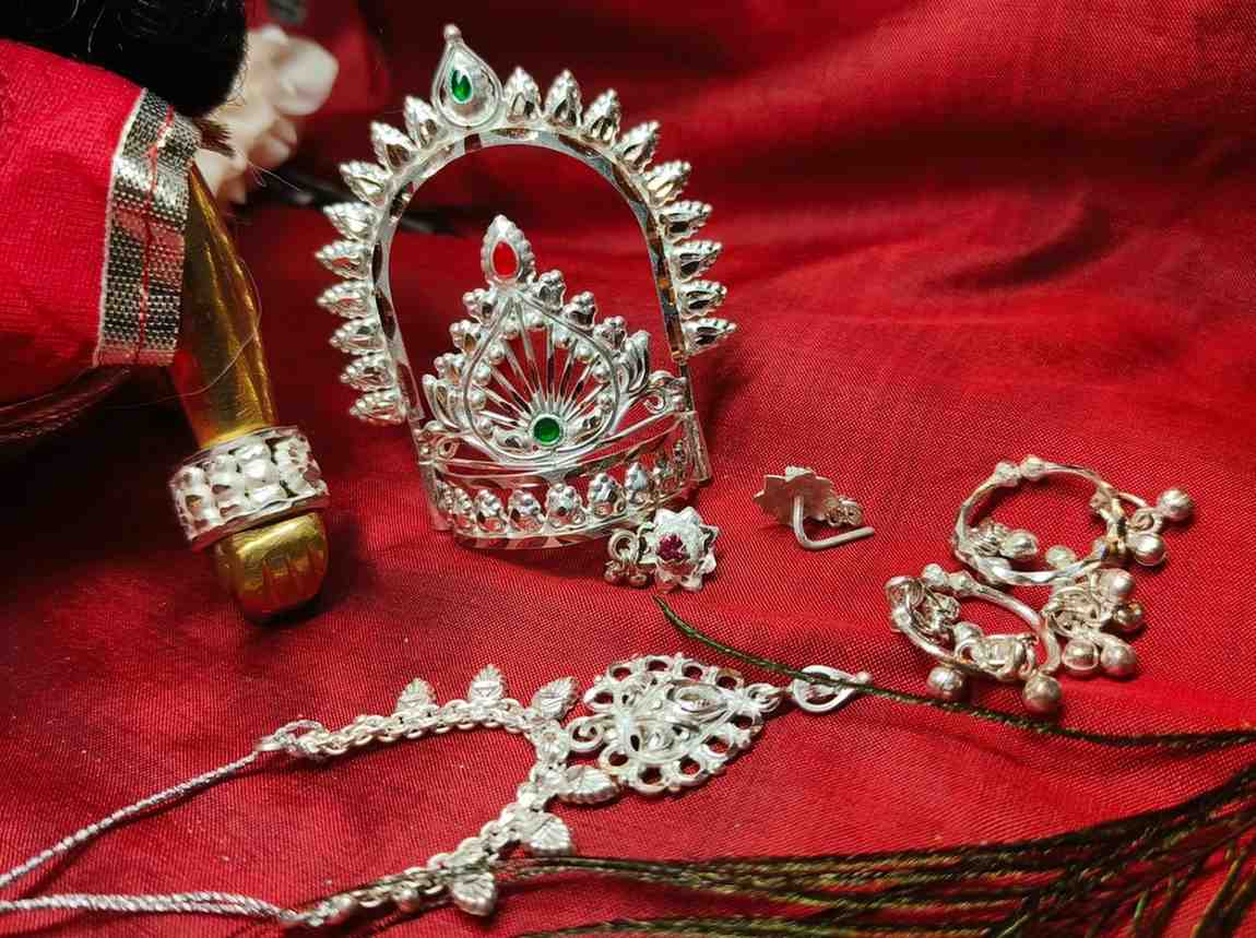 বর্তমানে উপহার হিসাবে হোক বা নিজের সঞ্চয়ের জন্য, রুপোরও খুব কদর।