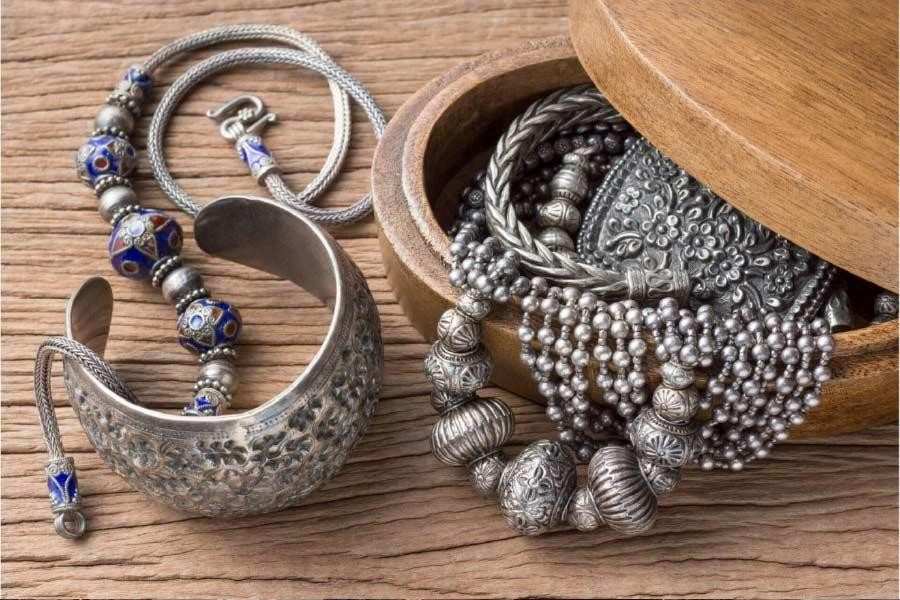 অন্য দিকে খুচরো রুপোর দাম কেজি প্রতি ৯১৪৫০ টাকা, যা বৃহস্পতিবারের তুলনায় ১.৩৩ শতাংশ বেশি।  এই প্রতিবেদনটি ‘আনন্দ উৎসব’ ফিচারের একটি অংশ।