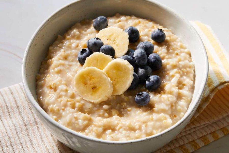 এক কাপ দইয়ের মধ্যে ২ ভাগের ১ ভাগ ওটস্‌ মিশিয়ে রেখে দিন রাতভর। পরদিন একটি পাত্রে তা ঢেলে আপনার পছন্দমতো ফল কিংবা ফলের জ্যাম ও ফ্ল্যাক্স সিড মিশিয়ে তৈরি করে নিতে পারেন চটজলদি সুস্বাদু ব্রেকফাস্ট! 