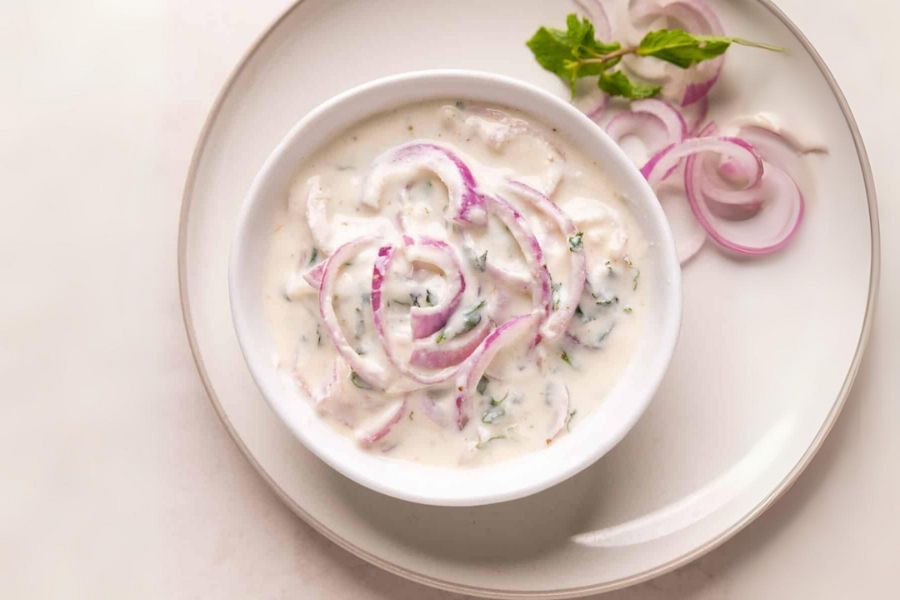 একটি পাত্রে দই ভাল করে ফেটিয়ে তার মধ্যে শসা, সামান্য চিনি, নুন ও সামান্য শুকনো লঙ্কার গুঁড়ো মিশিয়ে নিন ভাল করে। পরিবেশন করুন ভাত কিংবা প্লেন পরোটার সঙ্গে। খেতেও লাগবে বেশ। 