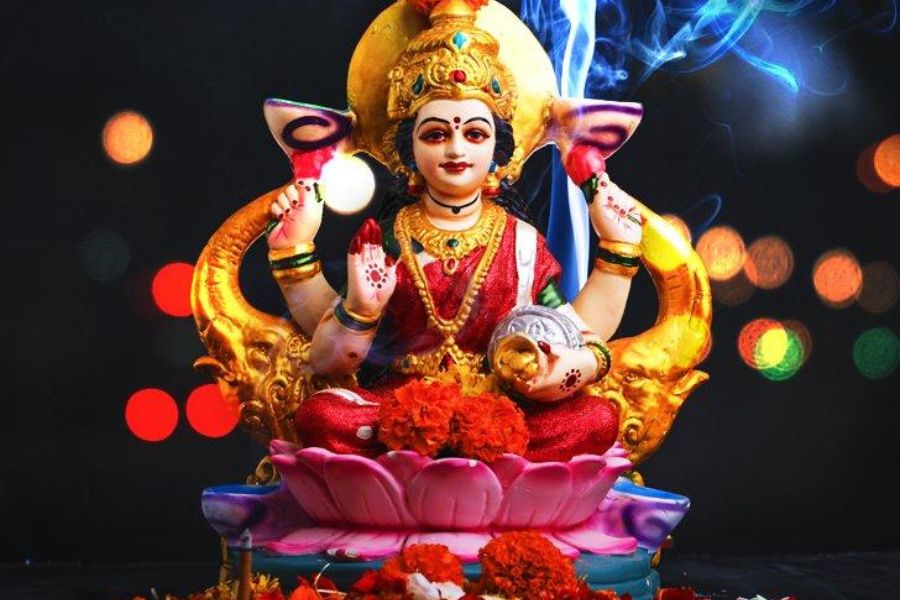 সেই কারণেই প্রাচুর্য্য ও সুখী জীবনের প্রার্থনায় ধনলক্ষ্মীর পুজো করা হয়। 