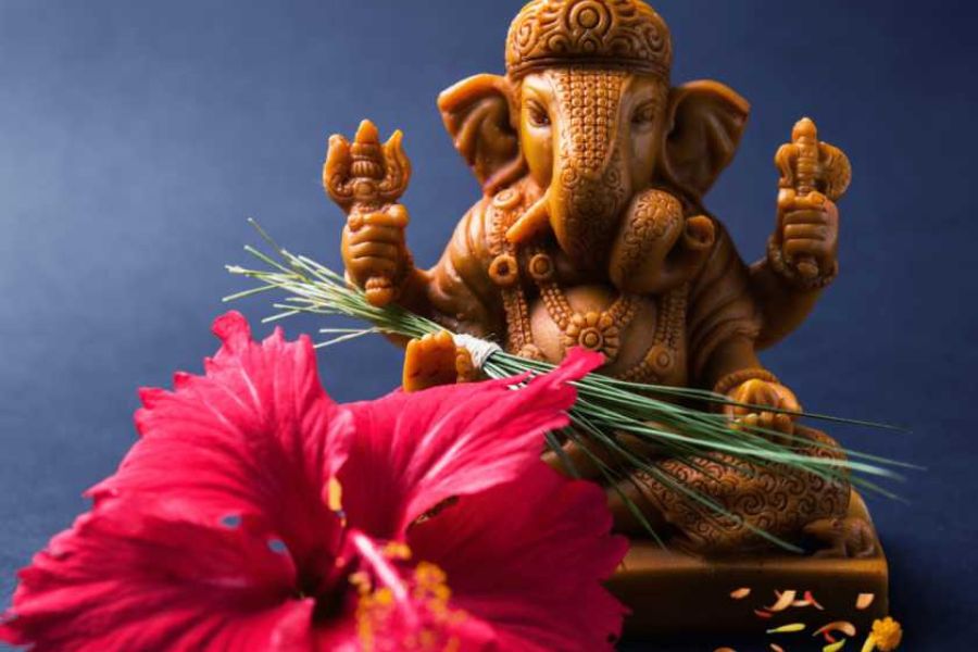 আরও একটি ব্যাখ্যা হল যে, গণেশ হলেন জ্ঞানের দেবতা এবং সঠিক জ্ঞান ছাড়া যদি অর্থ যে কোনও খাতে ব্যয় করা হয়, তা হলে তাতে ক্ষতি বই লাভ হয় না। 