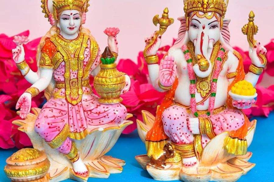 এমন নানা বিশ্বাসেই ধনতেরসে মা লক্ষ্মীর পাশাপাশি পুজো পান গণেশও। এই প্রতিবেদনটি ‘আনন্দ উৎসব’ ফিচারের একটি অংশ।