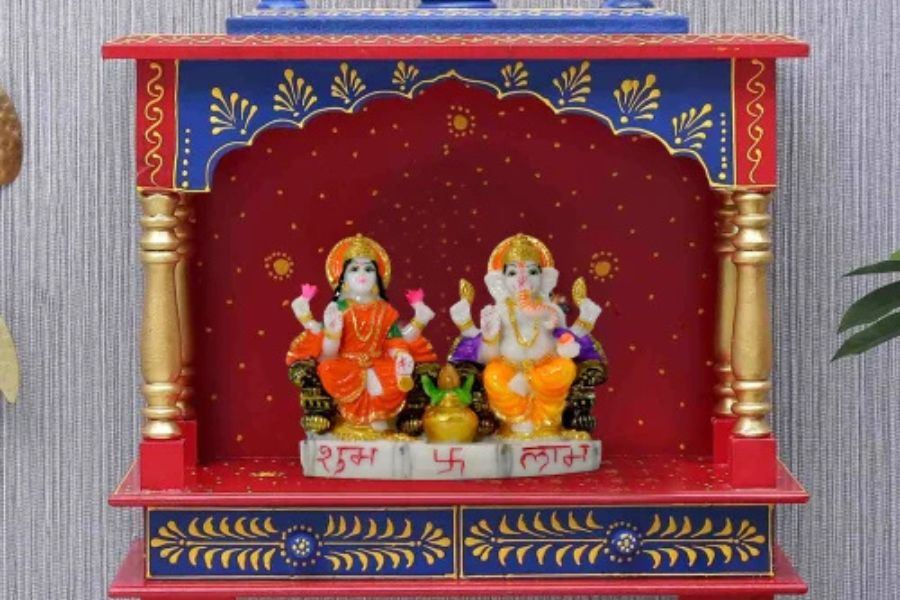 বাস্তু মত অনুযায়ী, মূর্তি দু’টিকে চেষ্টা করুন পূর্ব দিকে মুখ করে বসাতে। একান্তই যদি পূর্ব দিকে না বসাতে পারেন, তাহলে পশ্চিম দিকে বসান।  