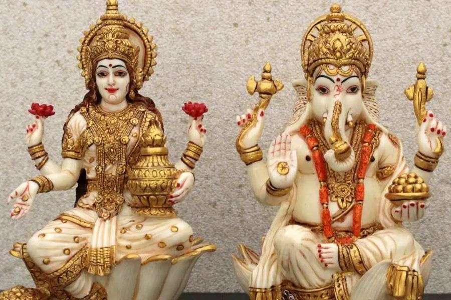 কিন্তু জানেন কি, বাস্তু মেনে কী ভাবে এবং কোথায় বসাবেন দেবী লক্ষ্মী এবং গণপতির মূর্তি?