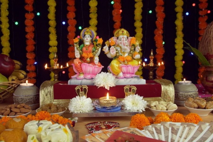 মনে করা হয়, সঠিক জায়গায় মূর্তি বসালে তা বাড়িতে ইতিবাচক শক্তিকে আমন্ত্রণ জানায়। 