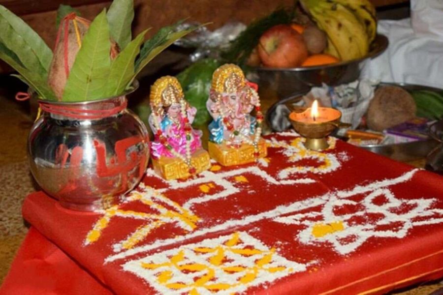 লক্ষ্মী সব সময়ে গণেশের বাঁ দিকে বসবেন। কারণ বিশ্বাস করা হয় বাঁ দিক সব সময়ে স্ত্রী-র জন্য থাকে। 