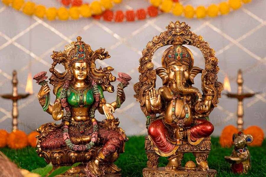 কেনার আগে মূর্তি দেখে নেবেন। তা যেন দাঁড়ানো অবস্থায় না থেকে বসা অবস্থায় থাকে। 