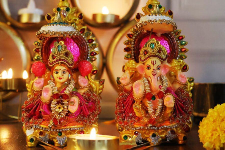 খেয়াল রাখবেন, লক্ষ্মী-গণেশের মূর্তি যে জায়গায় রাখবেন, সেই জায়গাগুলি যেন পরিষ্কার-পরিচ্ছন্ন থাকে। 
