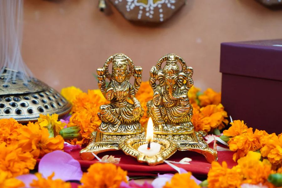 যথেষ্ট পরিমাণ আলো যেন ঘরে থাকে। ধূপ, ধুনো, প্রদীপ জ্বালাতে ভুলবেন না। এই প্রতিবেদনটি ‘আনন্দ উৎসব’ ফিচারের একটি অংশ।