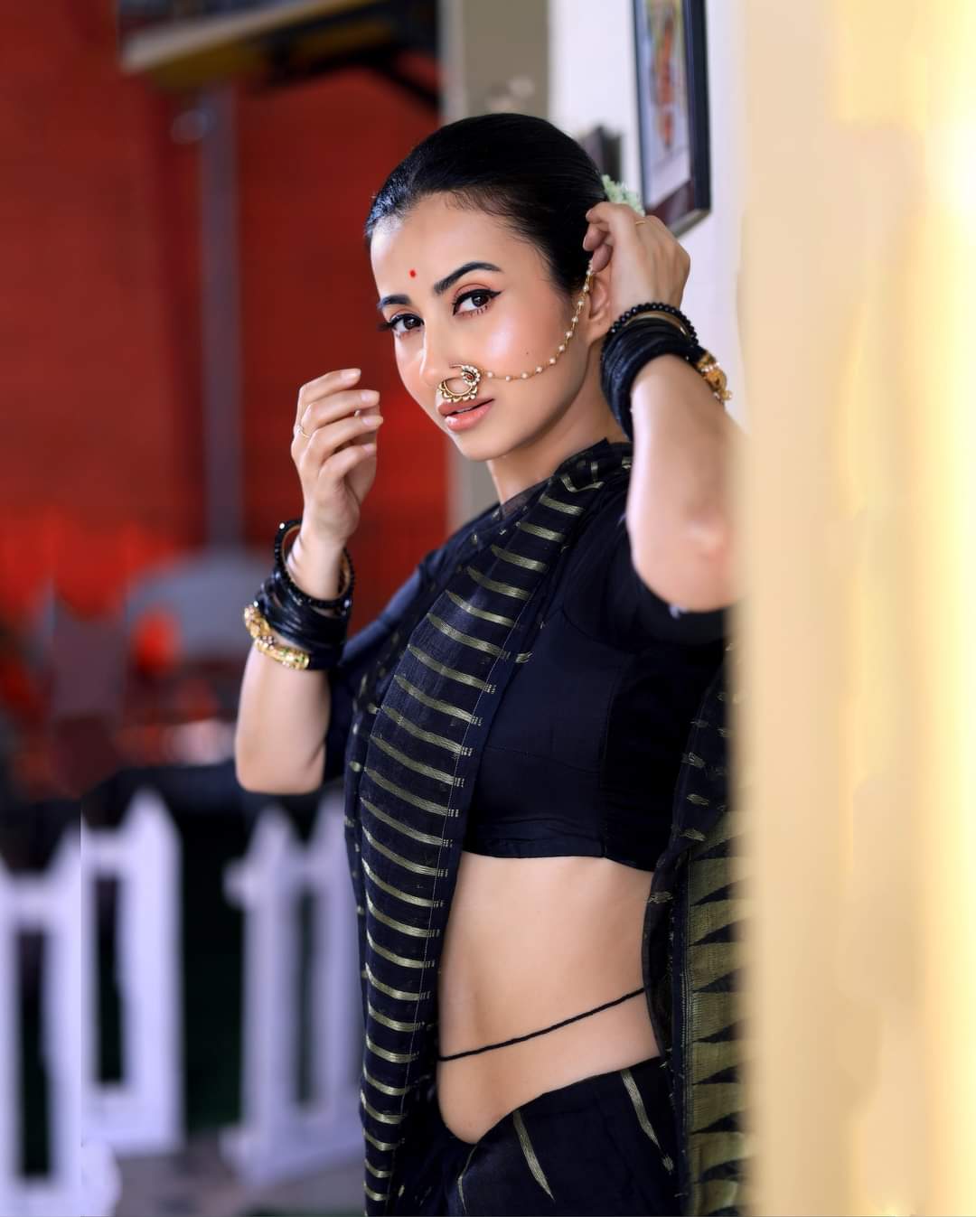 এ তো গেল ত্বকের কথা। ত্বকের পাশাপাশি শরীরের যত্নও কিন্তু সমান গুরুত্বপূর্ণ। বরাবরই ফিটনেসের ক্ষেত্রে সচেতন মনামী ঘোষ। পুজোর মাসে জমিয়ে খাওয়াদাওয়ার ফাঁকেও কী ভাবে থাকবেন স্বাস্থ্য সচেতন? সেই উত্তরও আছে অভিনেত্রীর কাছে। 