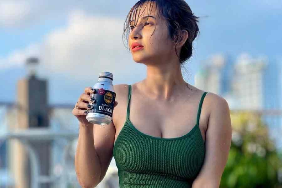 বয়স বাড়ছে। চাইছেন তবু শরীরে থাকুক তারুণ্যের সজীবতা? পুজোর সময়ে সাজগোজ-মেকআপে, ইচ্ছেমতো খাওয়াদাওয়ায় দেদার অনিয়ম হয়েছে। এ বার চেনা চেহারাতেও তো ফিরতে হবে। ৩৫ পেরিয়েও তিনি যেন ঝলমলে তরুণী! কী করে? টিপস্‌ দিচ্ছেন খোদ টলিপাড়ার অন্যতম ফ্যাশন আইকন মনামী ঘোষ। বলছেন, ভরসা রাখুন ঘরোয়া উপাদানেই।