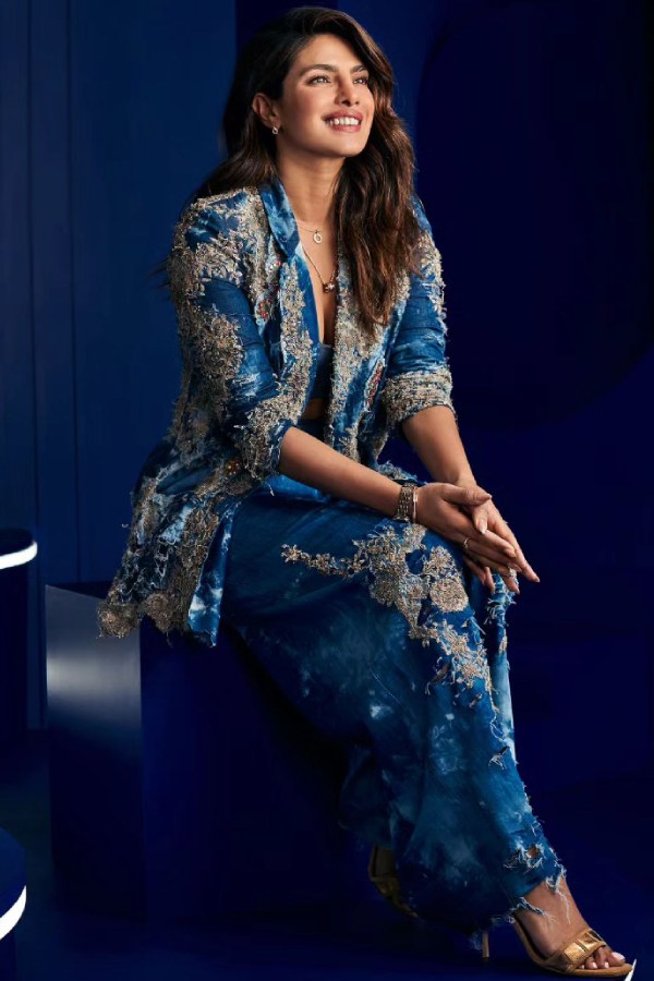 অনামিকার নকশা করা প্যান্টস্যুটে প্রিয়ঙ্কা চোপড়া।