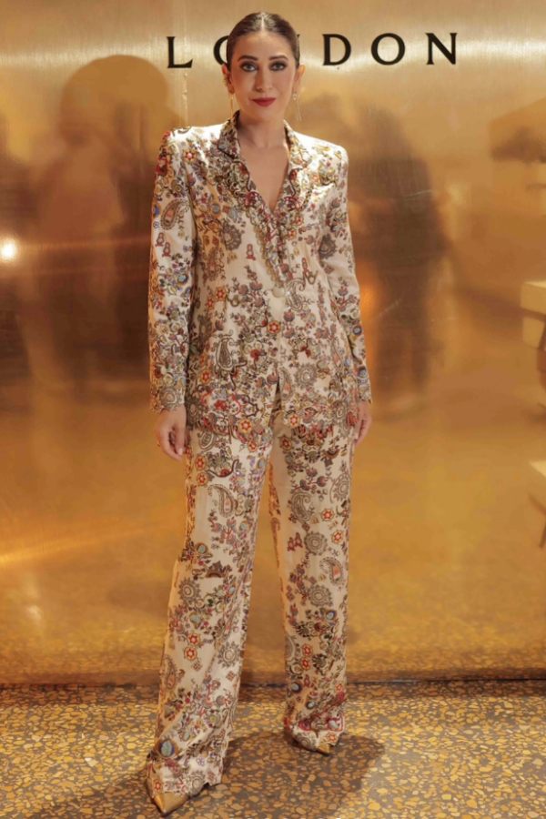 প্যান্টসুটে করিশ্মা কপূর। 