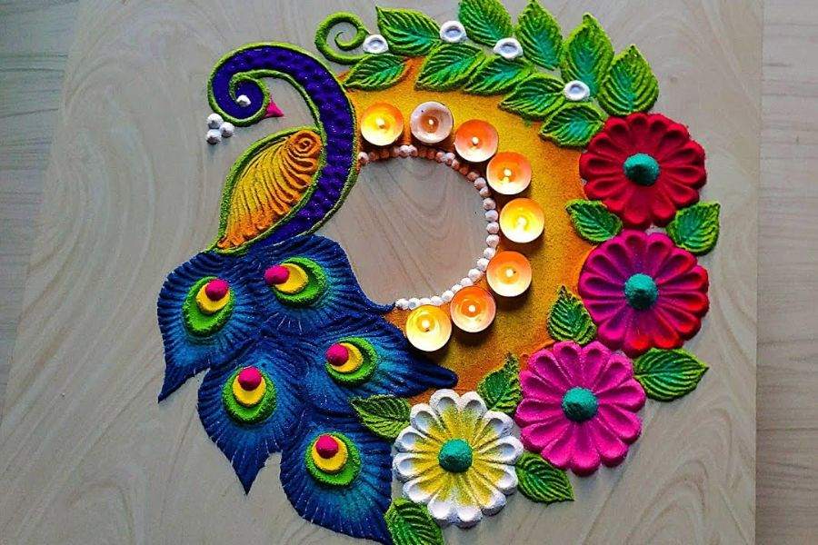 ময়ূরের নকশা দেওয়া রঙ্গোলি নানারকম রং দিয়ে প্রবেশদ্বারে আঁকলে তা নিঃসন্দেহে সুন্দর লাগবে। 