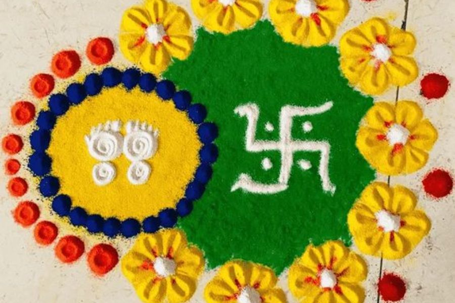 ভারতের প্রতিটি ধর্মীয় হিন্দু উৎসবে স্বস্তিক চিহ্ন দেওয়া হয়। বাড়িতে আপনার অতিথিদের স্বাগত জানানোর প্রতীক রূপে দীপাবলিতে এটি ব্যবহার করা হয়। 