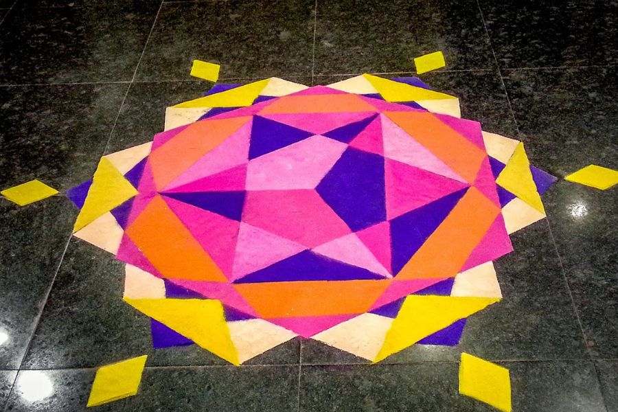 বৃত্ত, আয়তক্ষেত্র, ত্রিভুজ এবং অন্যান্য সমস্ত জ্যামিতিক আকার দিয়ে রঙ্গোলি আঁকতে পারেন। 