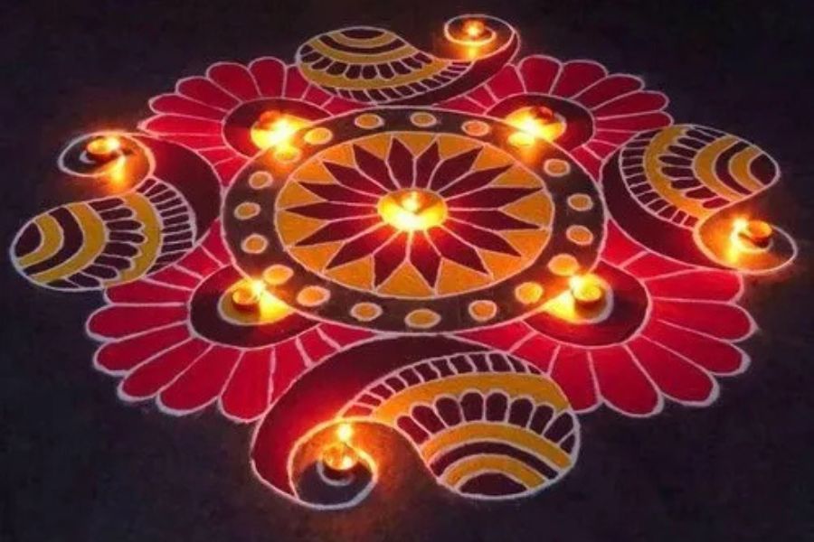 প্রদীপ সবসময়েই রঙ্গোলির সঙ্গে সামঞ্জস্য রেখে দিলে তা যে কোনও নকশাকেই প্রাণবন্ত করে তোলে।  