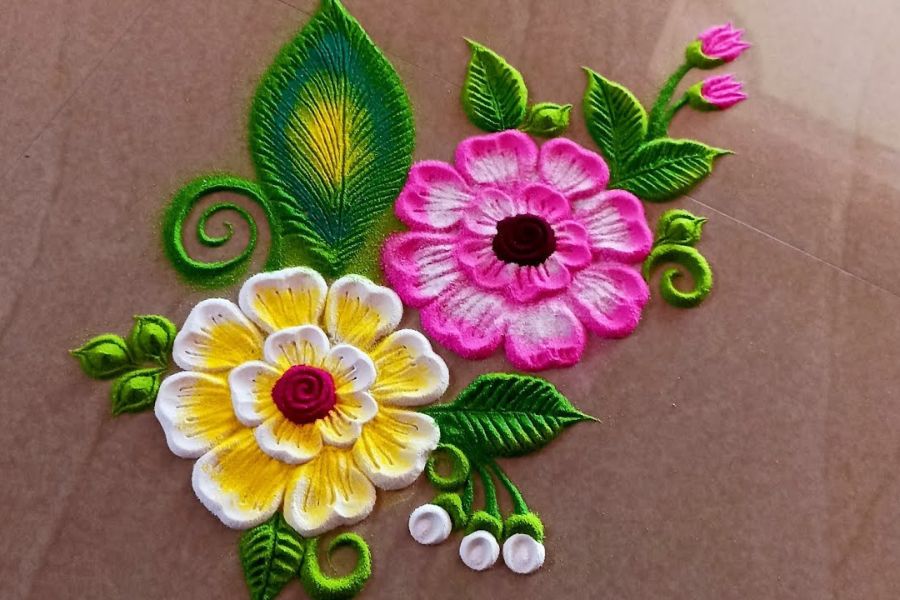 বিভিন্ন ফুলের আকৃতি দিয়েও রঙ্গোলি দিতে পারেন। যারা নতুন নতুন রঙ্গোলি দিচ্ছেন, তাঁদের জন্য এই ফুল দিয়ে রঙ্গোলি দেওয়া সহজ। 