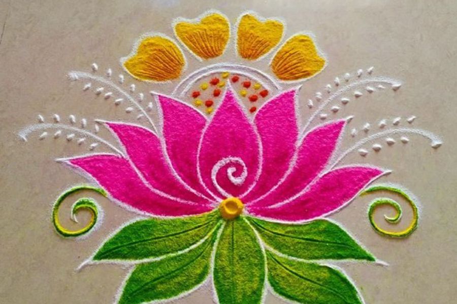 পদ্ম দেখতে সবসময়েই সুন্দর। তা যখন মেঝেতে আঁকা হয় তখন তা আরও সুন্দর লাগে। 