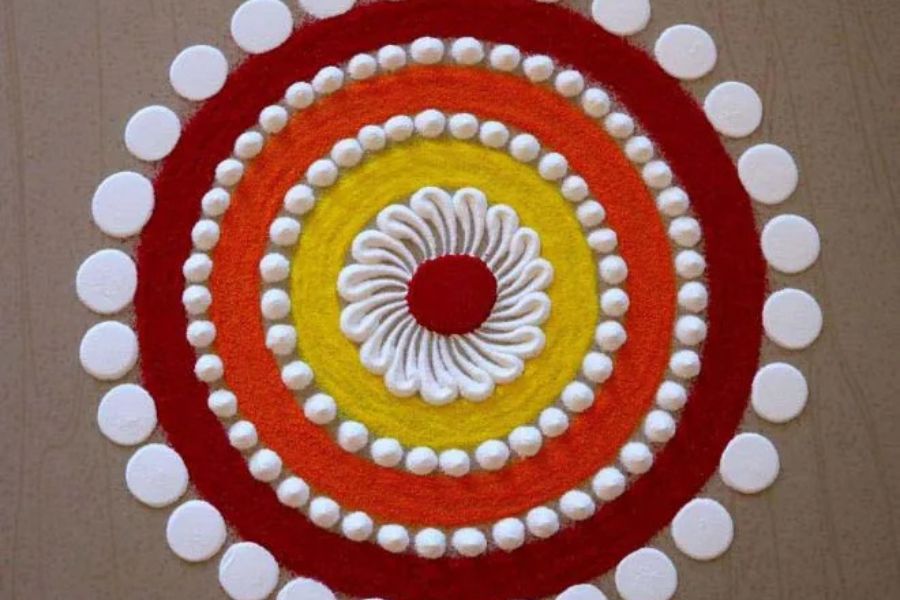 দীপাবলির দিন এই সহজ রঙ্গোলির নকশাটি করতে পারেন। খুব বেশি পরিশ্রমের প্রয়োজন নেই, শুধুমাত্র বিভিন্ন রং ব্যবহার করে এটি বানাতে পারেন। 